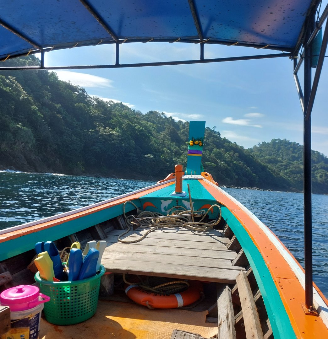 Vene joka seilaa rannikolla