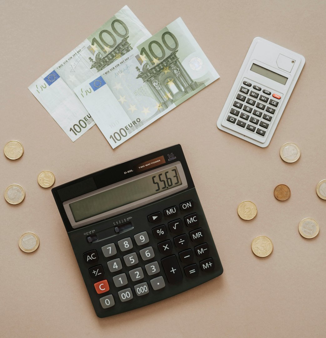 Laskin ja euroseteleitä kassavirran suunnittelun kuvana